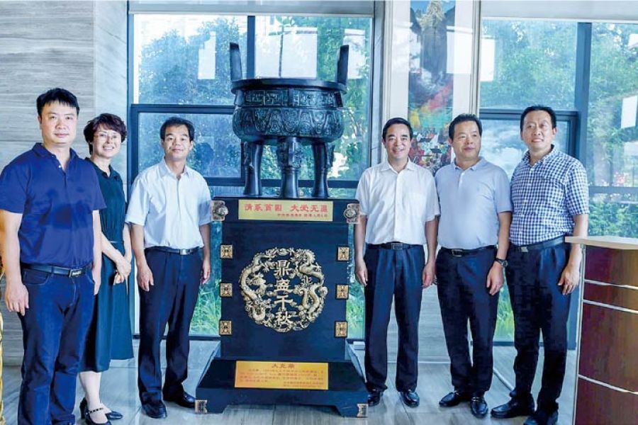 陜西眉縣政府向集團贈送“情系貧困、大愛無疆”鼎器